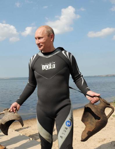 Putin también es arqueólogo (y de arqueología subacuática, mariconadas las justas) ¡Si es que lo tiene todo! Fuente: ibtimes.