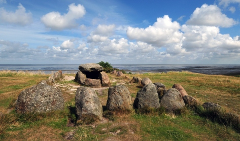 Megalithic_grave_Harhoog_in_Keitum,_Sylt,_Germany